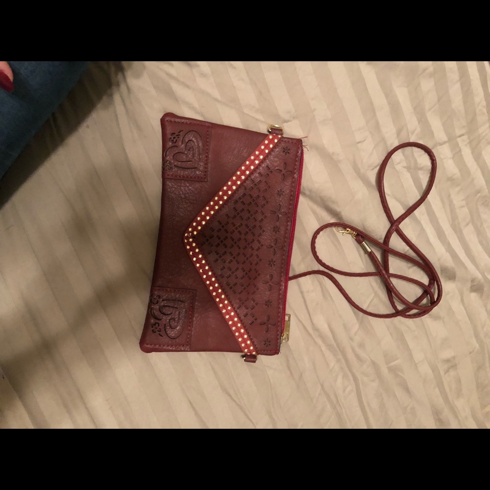 Assorted clutches/shoulder bags.